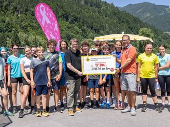 Schülerinnen und Schüler laufen für den guten Zweck