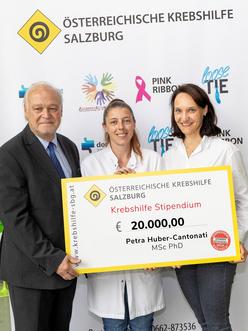 Scheckübergabe Krebshilfe Stipendium an Forscherinnen