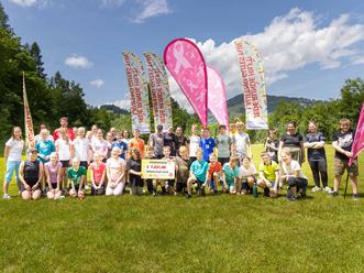 Schülerinnen und Schüler übergeben Scheck an Krebshilfe Salzburg