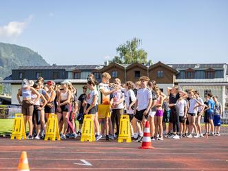 Schülerinnen und Schüler laufen für den guten Zweck