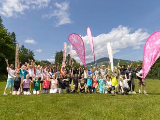 Schülerinnen und Schüler jubeln nach Charitylauf